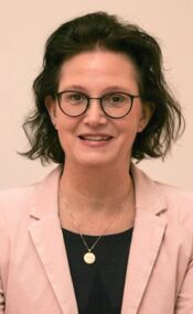 Katrin Apitz - Heilpraktikerin für Psychotherapie, Systemische Beraterin (DGSF) und gelernte Erzieherin